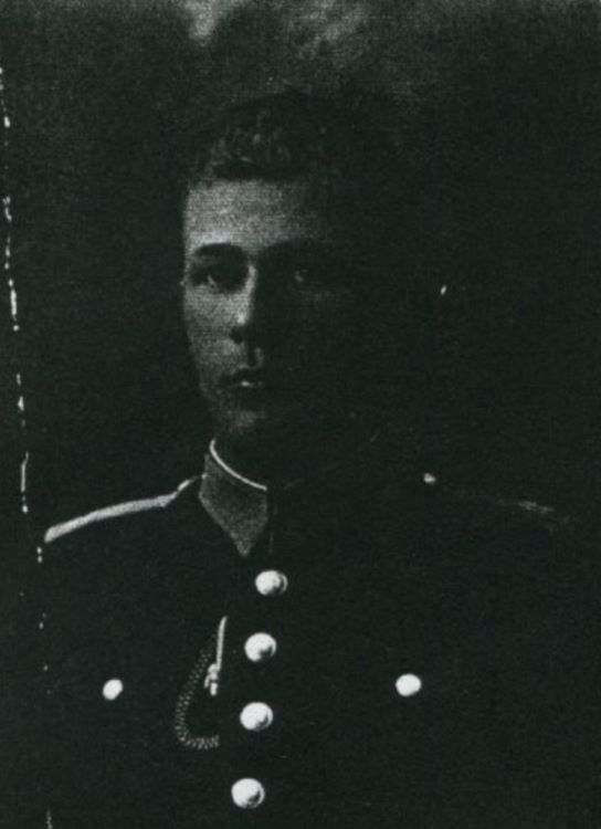 Posterunkowy Władysław Cierlica w mundurze.