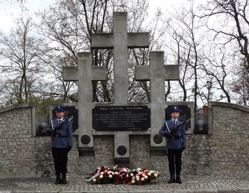 Pomnik pamięci w Trojanowie.
