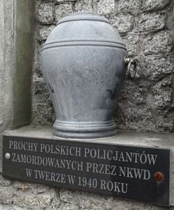Prochy Polskich Policjantów zamordowanych przez NKWD w Twerze 1940 roku - urna.
