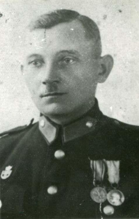 Wojciech Cwojdziński w mundurze posterunkowego policji.