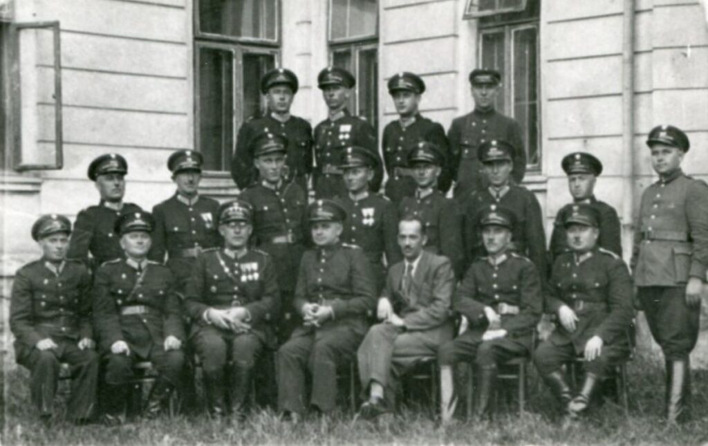 Fotografia grupowa policjant&oacute;w, na kt&oacute;rej jest Wojciech Cwojdziński. 