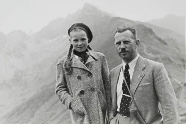 Kapitan, dr med. Karol Marian Cywiński z c&oacute;rką Aleksandrą (lata 30-te). 