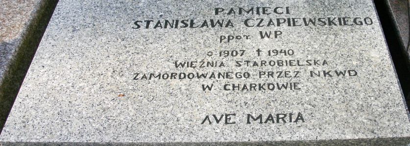 Pamiątkowy napis pamięci ppor WP Stanisława Czapiewskiego 
na nagrobku rodzinnym Czapiewskich na cmentarzu w Lipnie. 