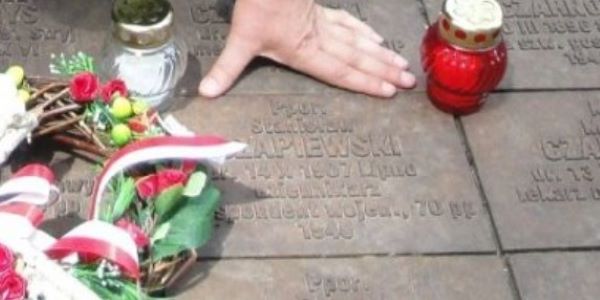 Tabliczka pamiątkowa podporucznika Stanisława Czapiewskiego 
na cmentarzu wojennym w Charkowie. 