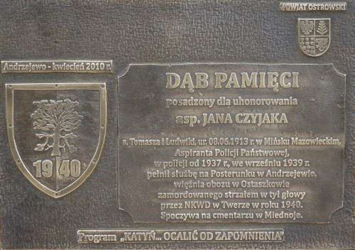 Tabliczka Jana Czyjaka - obok dębu pamięci