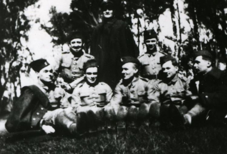 Mieczysław Długosz w mundurze z kolegami.