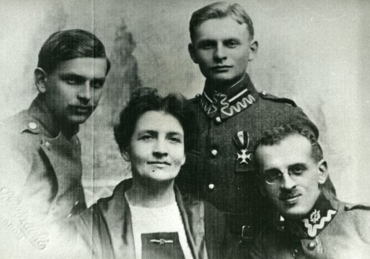 Apolonia Dobrzańska z trzema synami. 