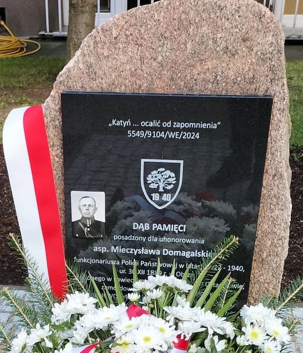 Obelisk - Dąb pamięci "Katyń... ocalić od zapomnienia" aspiranta Mieczysława Domagalskiego.