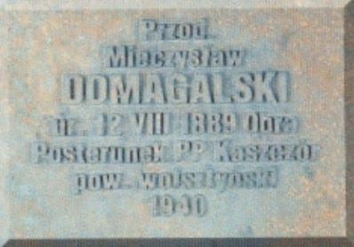 Tabliczka przodownika PP Mieczysława Domagalskiego na cmentarzu wojennym w Miednoje.