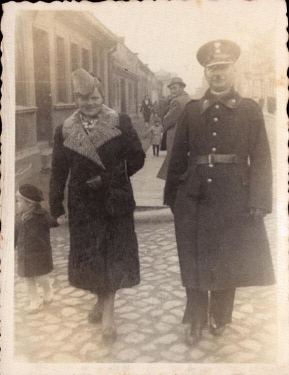 Syn Zenon, mama Anna i tata Jan Dominiczakowie Pleszew (1938)