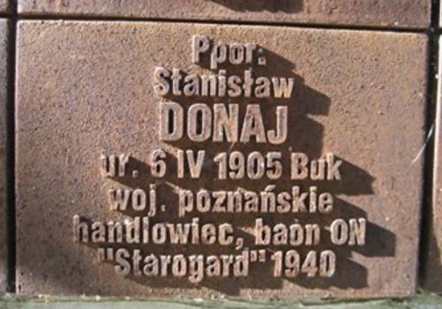 Tabliczka nagrobna ppor. Stanisława Donaj na cmentarzu wojennym w Katyniu. 
