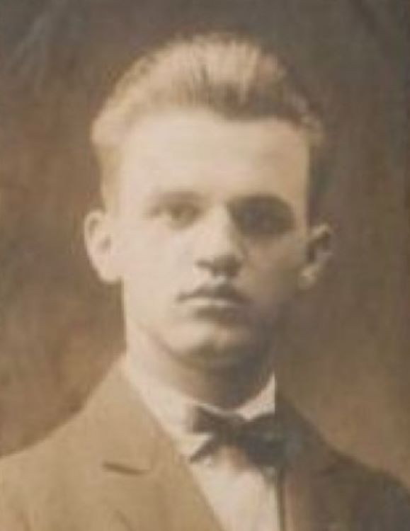 Stanisław Donaj w garniturze. 