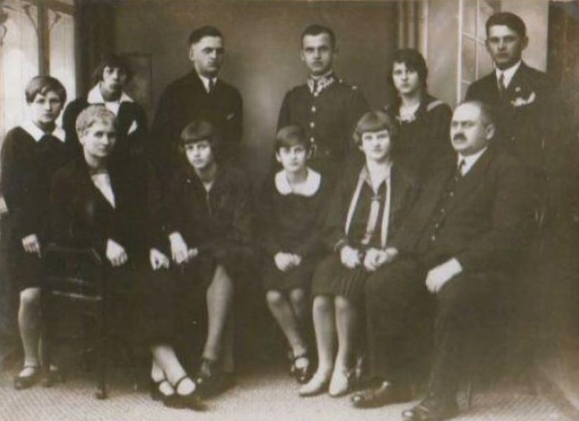 Fotografia rodzinna: Stanisław Donaj w mundurze z rodzicami i rodzeństwem. 