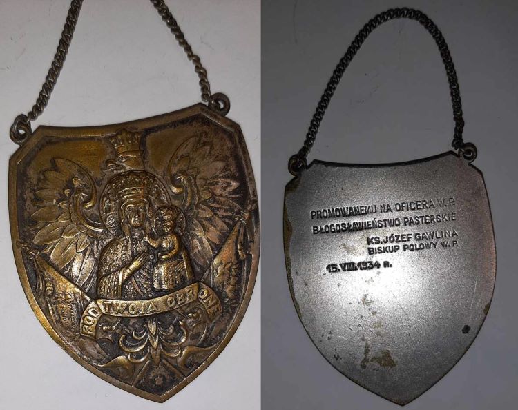 Ryngraf Edwarda Dorszewskiego otrzymany w dniu promocji na pierwszy stopień oficerski (1934) 
źr&oacute;dło: https://pl.wikipedia.org/wiki/Edward_Dorszewski