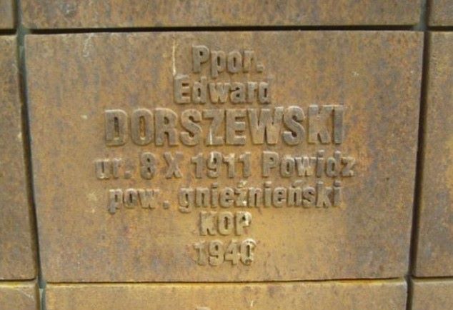 Tabliczka nagrobna ppor. Edwarda Dorszewskiego na cmentarzu w Katyniu.
