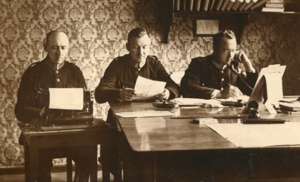 Tomasz Draniczarek w mundurze funkcjonariusza PP. 