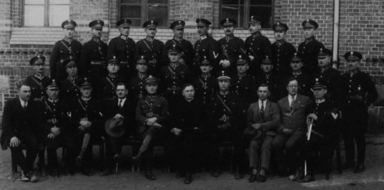 Fotografia grupowa policjant&oacute;w, na kt&oacute;rej jest Tomasz Draniczarek. 