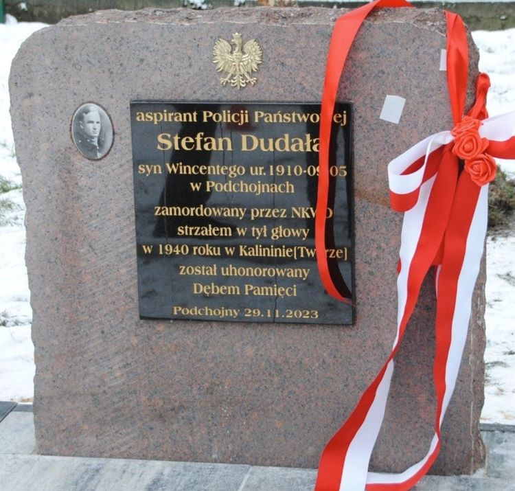 Dąb Pamięci Stefana Dudały w Podchojnach