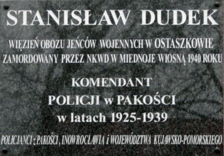 Tablica upamiętniająca Komendanta Policji w Pakości w latach 1925 - 1939 Stanisława Dudka umieszczona na budynku komisariatu w Pakości. 