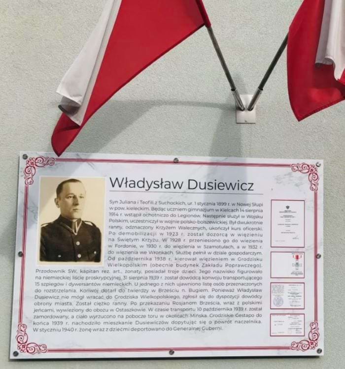Pamiątkowa tablica poświęcona Władysławowi Dusiewicz w Grodzisku Wielkopolskim.