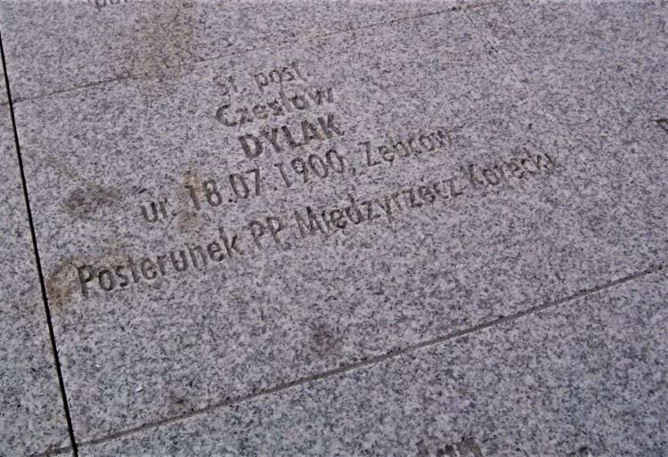 Tablica z nazwiskiem st. posterunkowego Czesława Dylaka na Cmentarzu Wojennym w Bykowni.