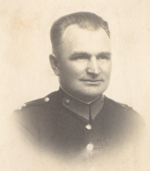 Czesław Dylak w mundurze posterunkowego Policji Państwowej. 