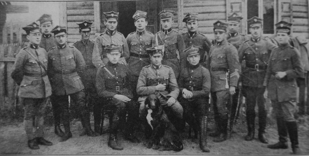 Personel latający 14-ej eskadry wywiadowczej na lotnisku w Żodzinie,