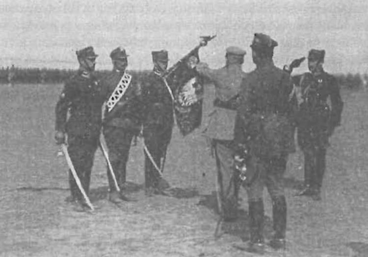 Dekoracja sztandaru 15 Pułku Ułan&oacute;w Polskich Krzyżem Srebrnym Orderu Wojskowego "Virtuti Militari" przez Naczelnego Wodza