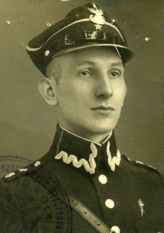 Stefan Frąckowiak w mundurze podporucznika z koalicyjką w czapce wz. 1919.