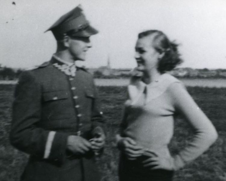 Józef Frelkiewicz w mundurze podchorążego z siostrą Kazimierą.