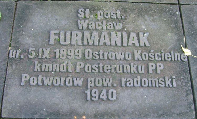 Tabliczka starszego posterunkowego Wacława Furmaniaka na cmentarzu wojennym w Miednoje.