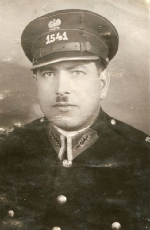 Wacław Furmaniak w mundurze posterunkowego Policji Państwowej.