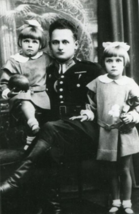 Wacław Furmaniak z c&oacute;rkami Krystyną i Reginą. 1933/1934 rok.