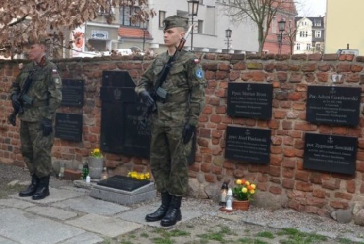 Tablice katyńskie przy kościele Św. Trójcy w Gnieźnie.