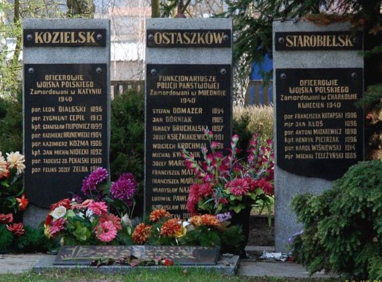 Pila_Cmentarz-ObeliskKatynski1-1 Pomnik katyński na cmentarzu komunalnym w Pile.