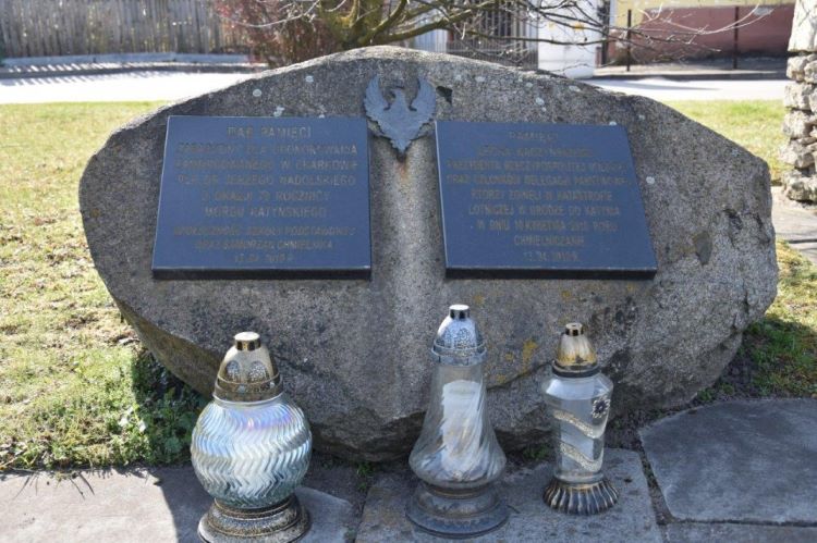 Pomnik_ChmielnikGmina2 Dąb pamięci i umieszczona tablica poświęcona zamordowanemu w Charkowie generałowi brygady Jerzemu Nadolskiemu.