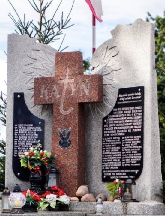 Pomnik katyński na cmentarzu w Mogilnie
