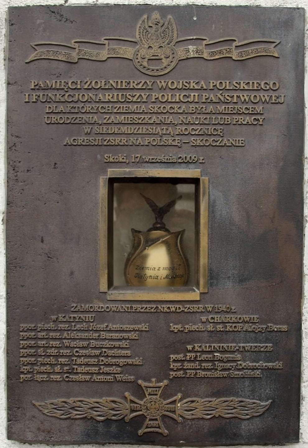 Tablica pamięci żołnierzy Wojska Polskiego i funkcjonariuszy Policji Państwowej w Skokach.