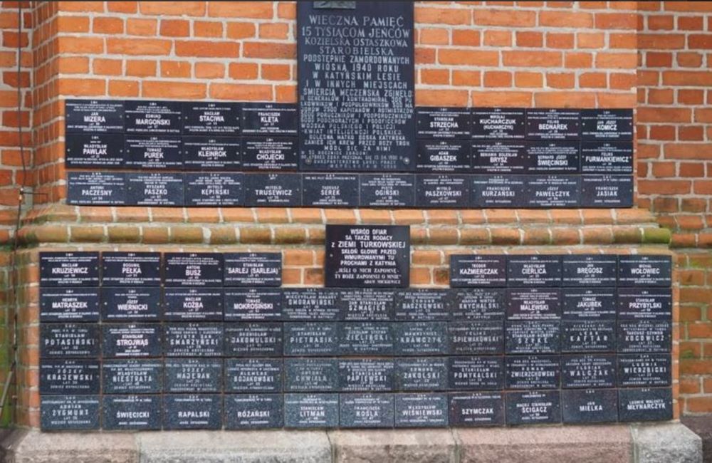 Tablice upamiętniające jeńców Kozielska, Ostaszkowa i Starobielska z ziemi turkowskiej na ścianie kościoła pw. NSPJ w Turku.