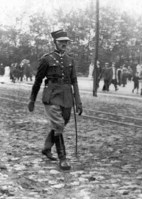 Zenon Gałdek w trakcie defilady. 