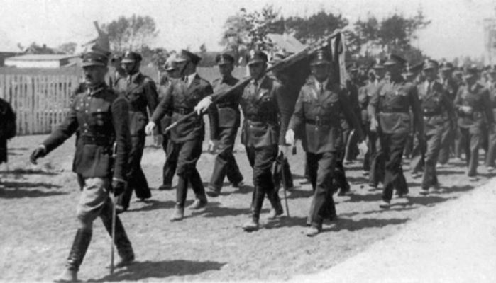 Podporucznik Zenon Gałdek - na czele. 