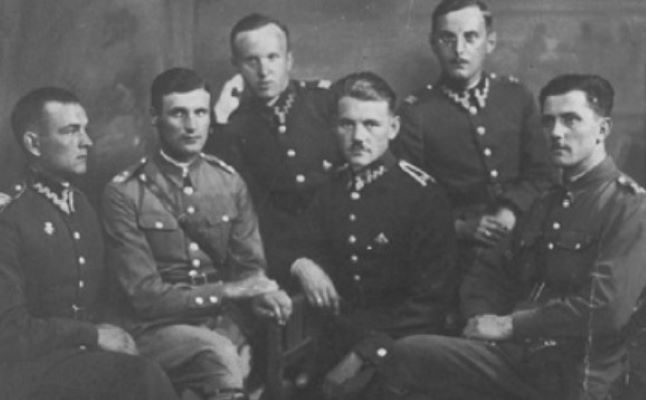 Podporucznik Zenon Gałdek wśr&oacute;d oficer&oacute;w. 