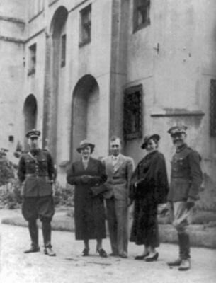 Zenon Gałdek z kolegami oficerami i żonami. Pabianice.