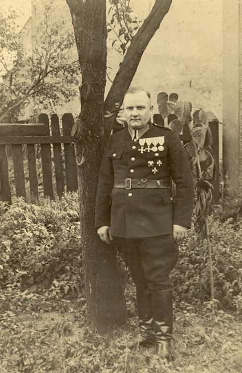 Posterunkowy Franciszek Galemba w galowym mundurze w ogrodzie. 