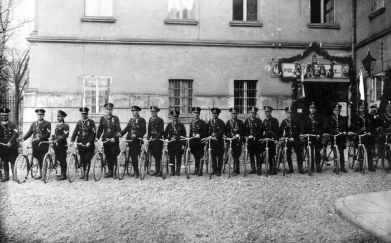 Policjanci na rowerach z posterunku Policji w Kaliszu. 