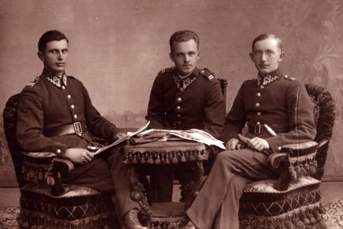 Edmund Gauss (pośrodku) z kolegami oficerami.