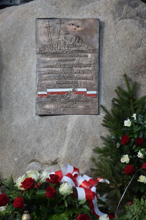 Pomnik pamięci katyńskiej w Barcinie - tablica.