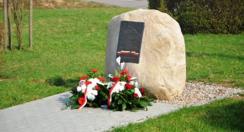 Pomnik pamięci katyńskiej w Barcinie.