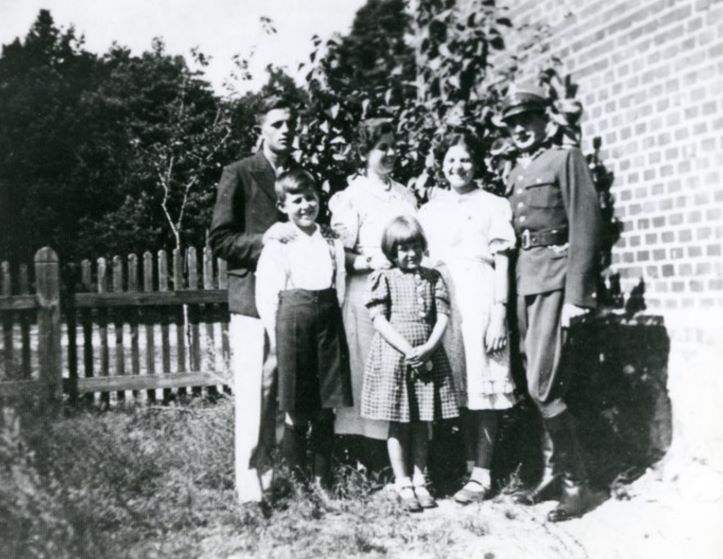 Porucznik Zdzisław Gierliński w mundurze z czapką, z rodziną (?). 