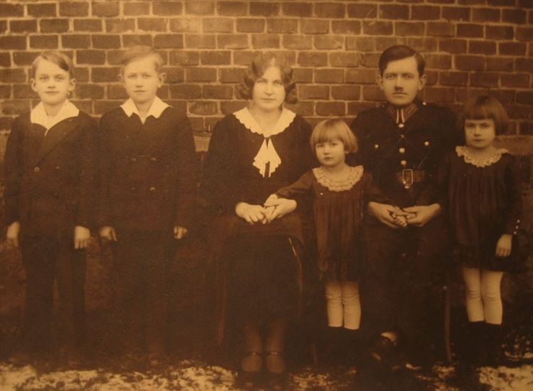 Walenty Glapiak z żoną Wandą i dziećmi, od lewej Bronisław, Eugeniusz, Henryka i Wanda. 